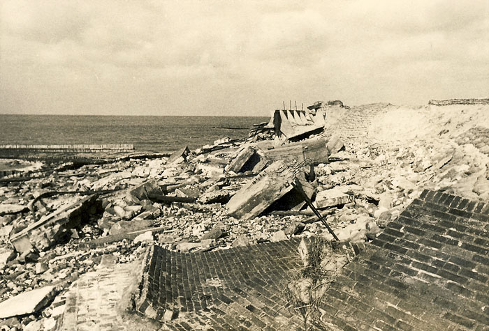 Sturmflut 1962. Strandmauer im Westen