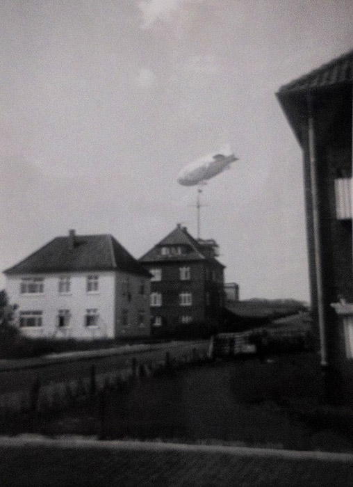 Zeppelin &uuml;ber dem Dorf