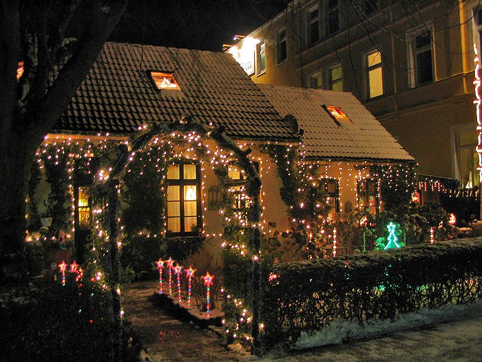 Weihnachtlich beleuchtetes Haus