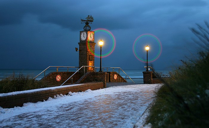 Strandpromenade mit Uhr