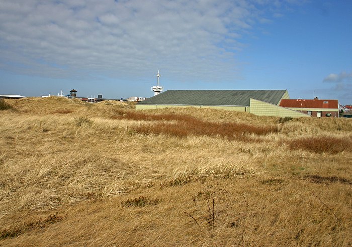 Tennishalle von Westen gesehen