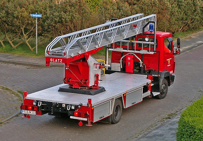 Drehleiterwagen der Feuerwehr