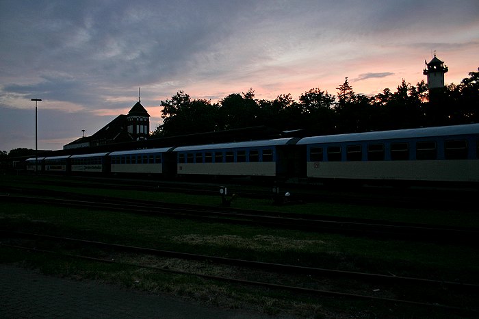 Bahnhof in der Abendd&auml;mmerung