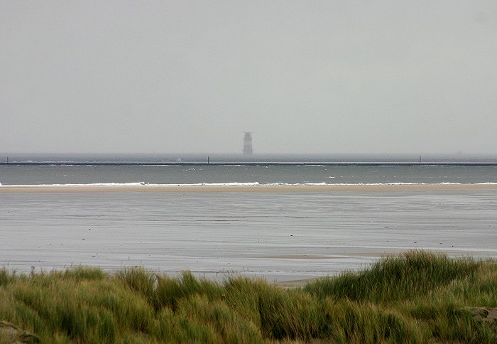 Leuchtturm &raquo;Mellum Plate&laquo; im Dunst