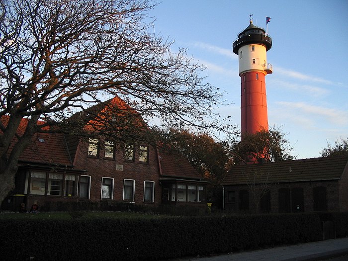 Alter Leuchtturm und Sozialwerk-Geb&auml;ude