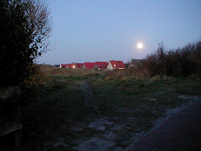 Der Mond &uuml;ber der Siedlerstra&szlig;e