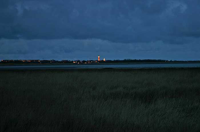 Salinebucht und Inseldorf in der Abendd&auml;mmerung