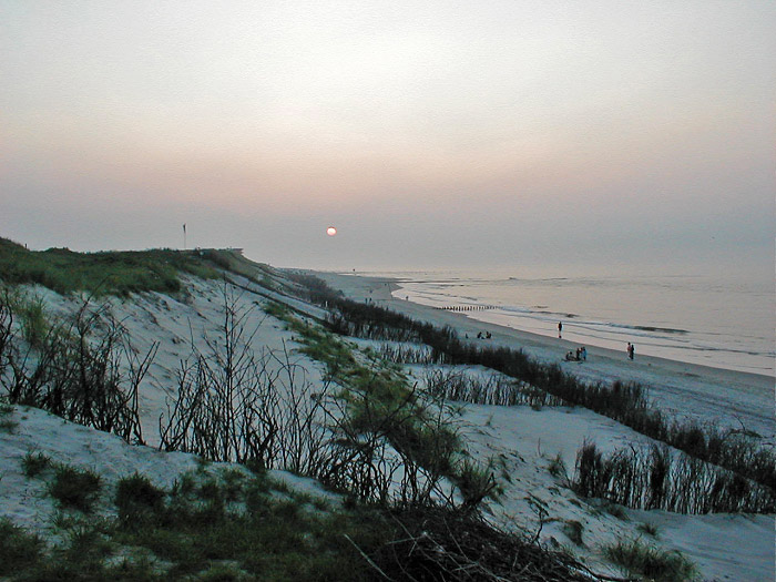 Strand mit untergehender Sonne