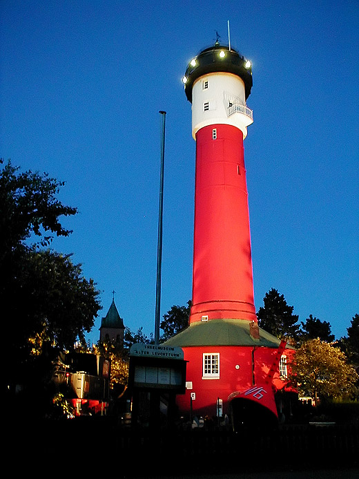 Alter Leuchtturm in der Abenddämmerung