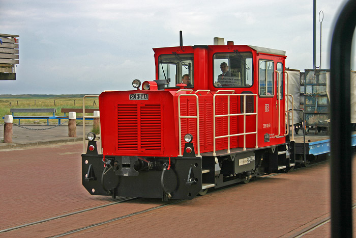 Einfahrender Zug am Haltepunkt Westanleger