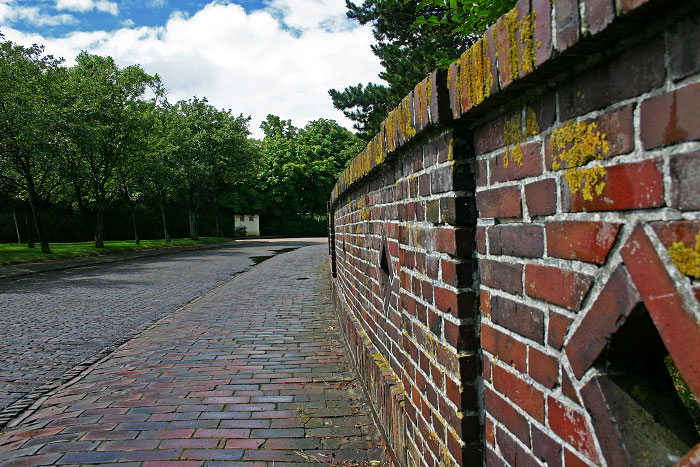 Mauer vor der Nikolaikirche