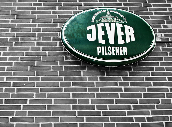 Jever-Werbung an der Tennishalle