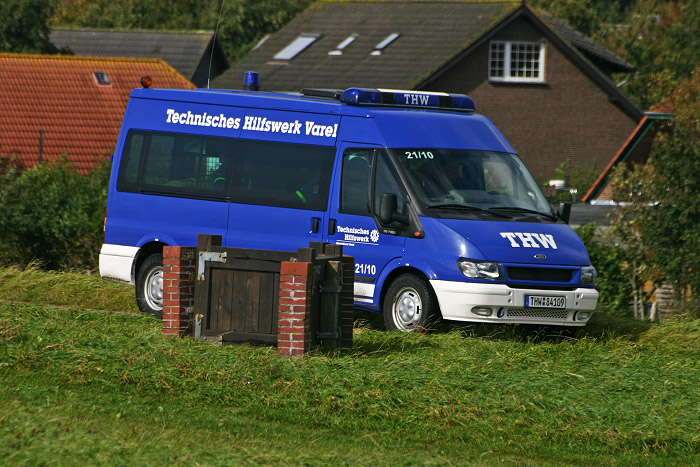 THW-Fahrzeug beim alten Deichschart