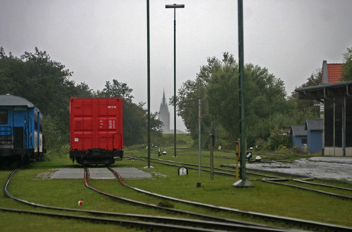 Blick vom Bahn&uuml;bergang zum Westturm