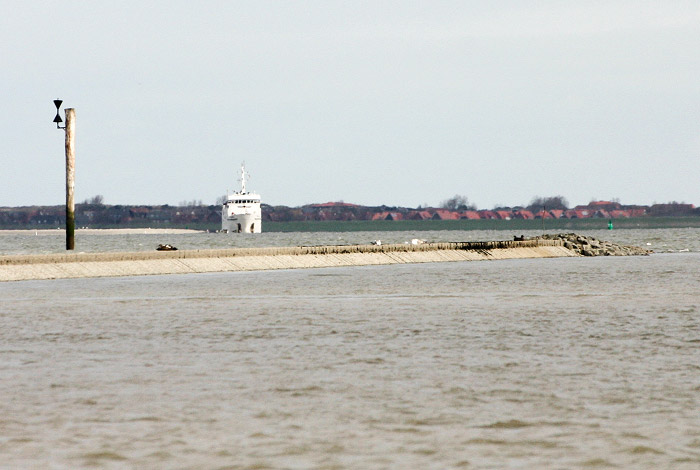 Steindamm mit MS &raquo;Harlingerland&laquo;