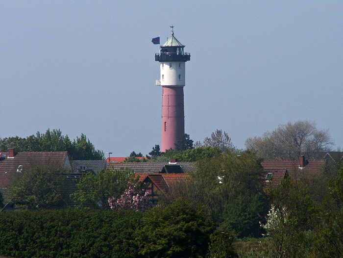 Der Alte Leuchtturm thront &uuml;ber dem Inseldorf