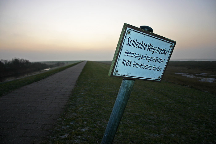 Schild &raquo;Schlechte Wegstrecke&laquo;