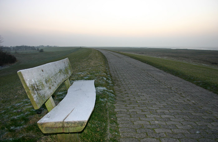 Vereiste Sitzbank am Deich