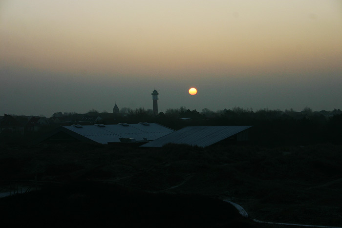 Sonnenaufgang &uuml;ber der Tennishalle