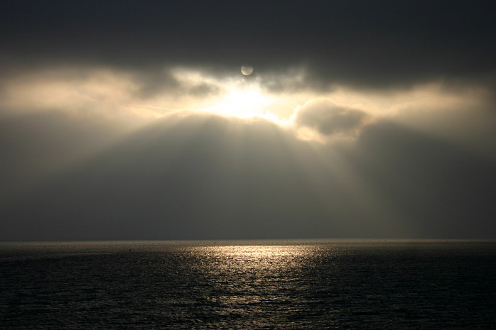 Wolkenloch &uuml;ber dem Meer