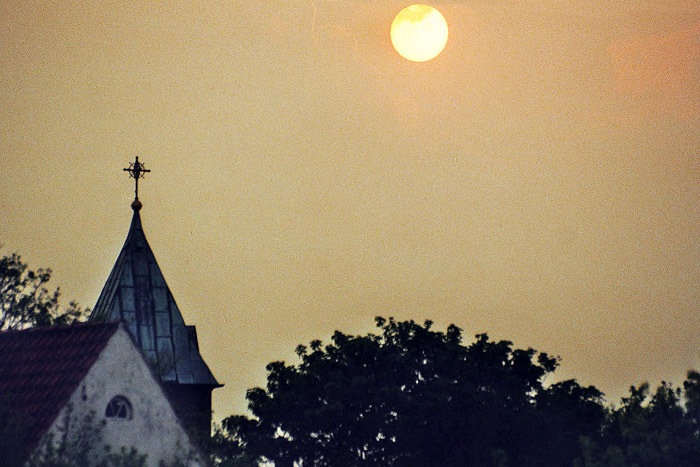 Sonnenuntergang &uuml;ber dem Dorf