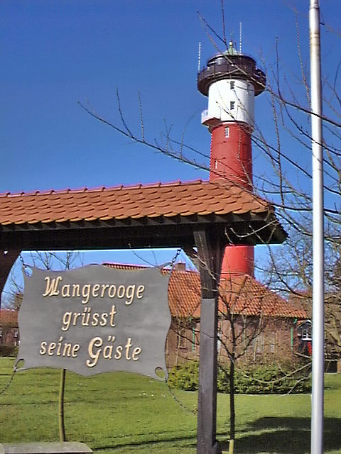 Alter Leuchtturm mit Begr&uuml;&szlig;ungstafel