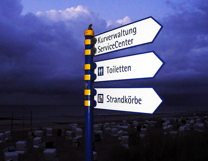 Hinweisschilder an der Strandpromenade