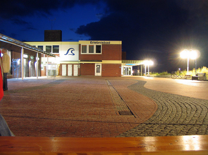 Platz am Meer bei Nacht