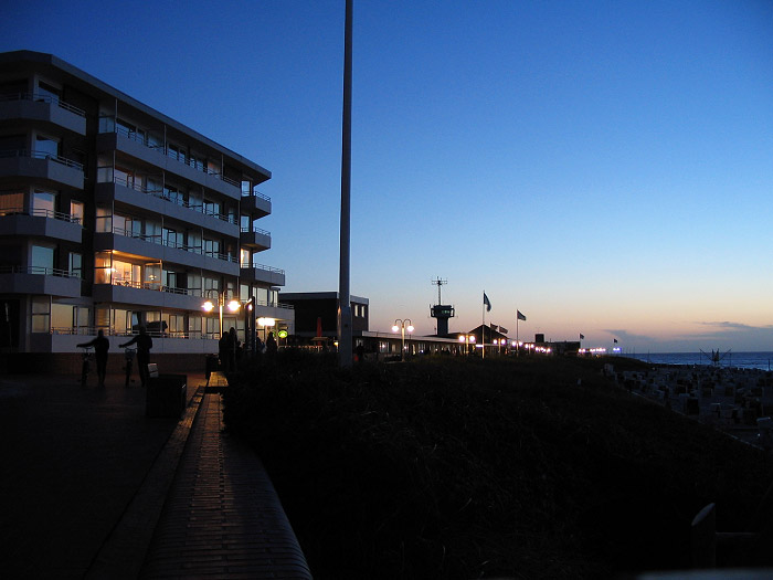 Blaue Stunde an der Strandpromenade