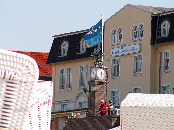 Uhr vom Strand aus gesehen