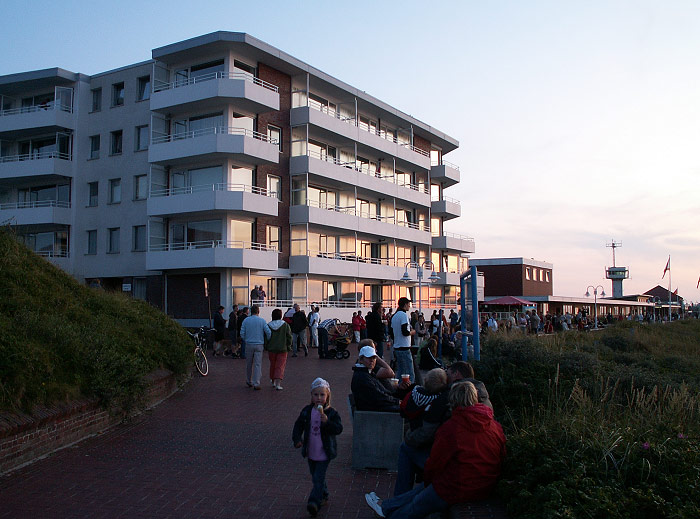 Strandpromenade mit Haus Monopol
