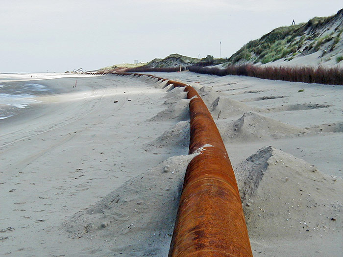 Sp&uuml;lrohr am Inselstrand