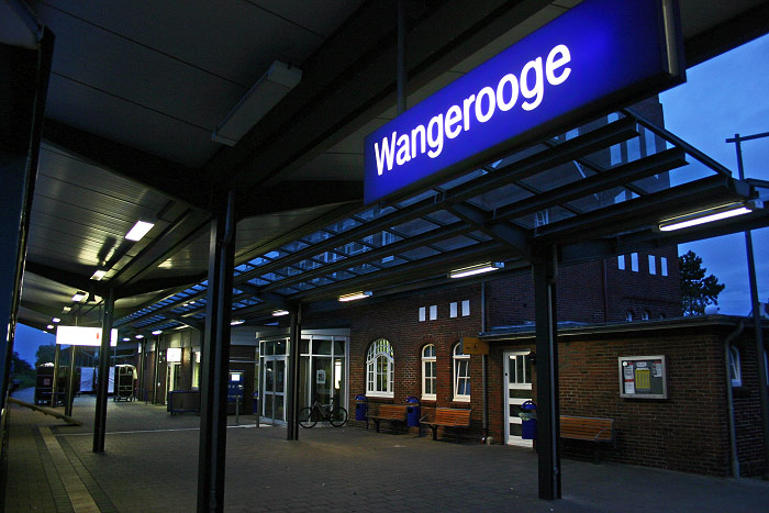 Bahnhof in der Morgend&auml;mmerung