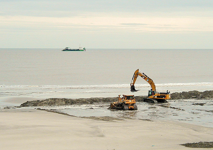Bagger und Planierraupe im Spülfeld