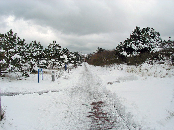 Fu&szlig;weg zum Westen im Schnee