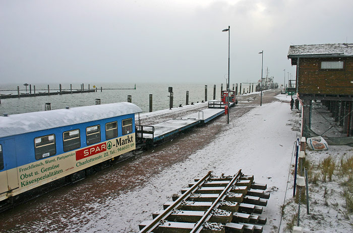 Blick auf den Westanleger mit Inselbahn