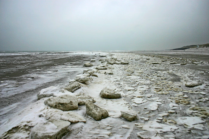 Eisbrocken am Strand