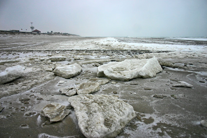 Eisbrocken am Strand