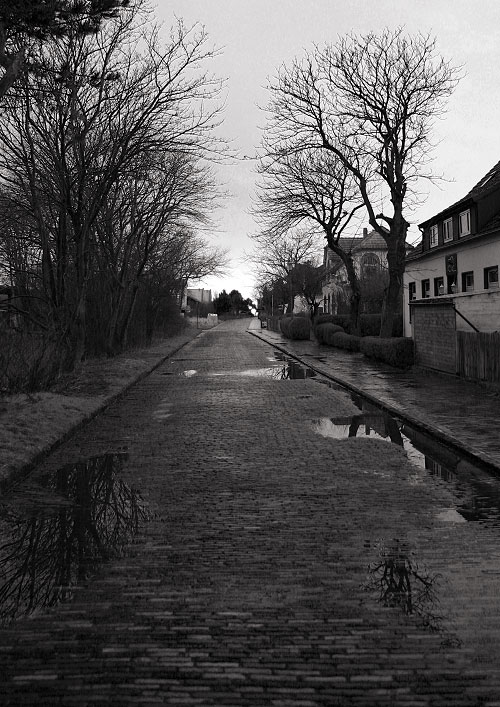 Bahnhofstra&szlig;e nach dem Regen