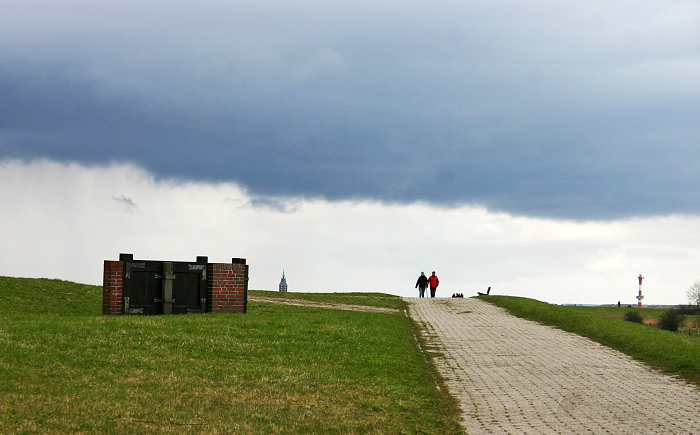 Wolken ziehen &uuml;berm Deich auf
