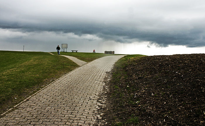 Weg zum Dorfgrodendeich hinauf