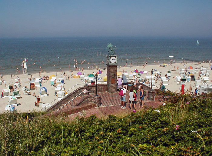 Blick auf Strand und Uhr