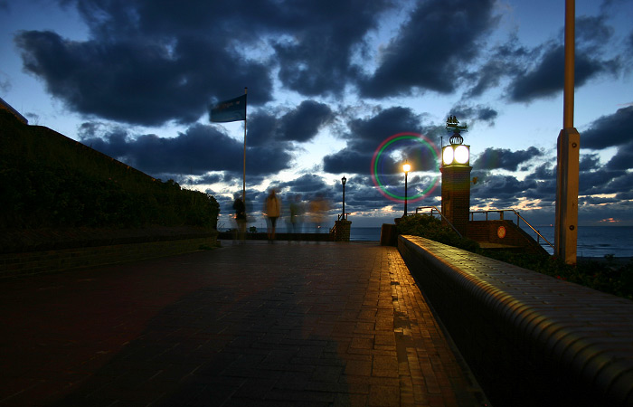 Strandpromenade in der Abendd&auml;mmerung