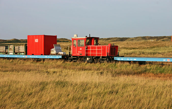 Lok 399 108-0 zwischen G&uuml;terwaggons