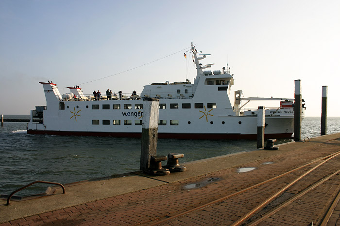 Warten auf die ankommende Fähre