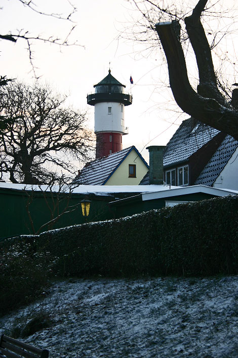 H&auml;user am Dorfplatz mit Leuchtturm