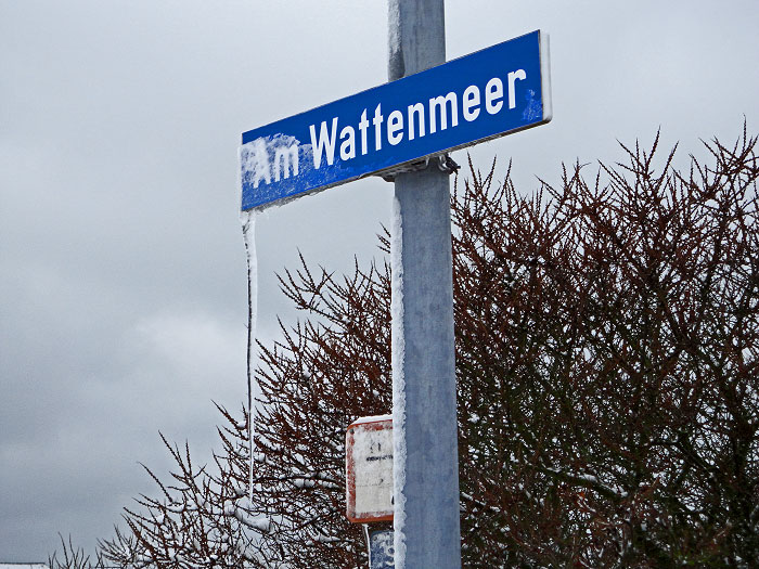 Eiszapfen am Stra&szlig;enschild
