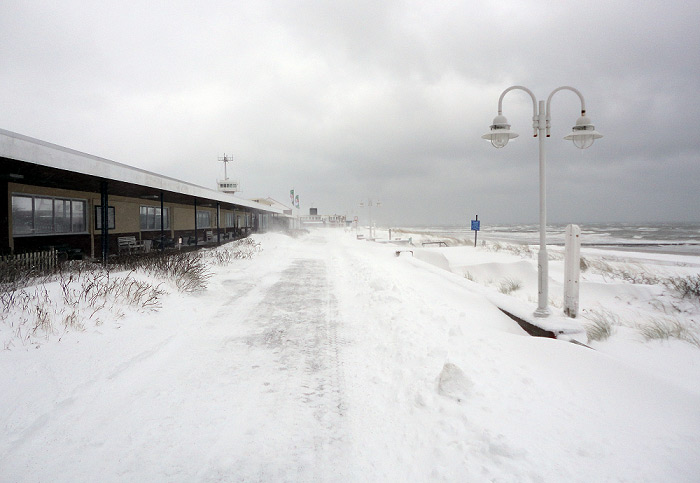 Schnee auf der Strandpromenade