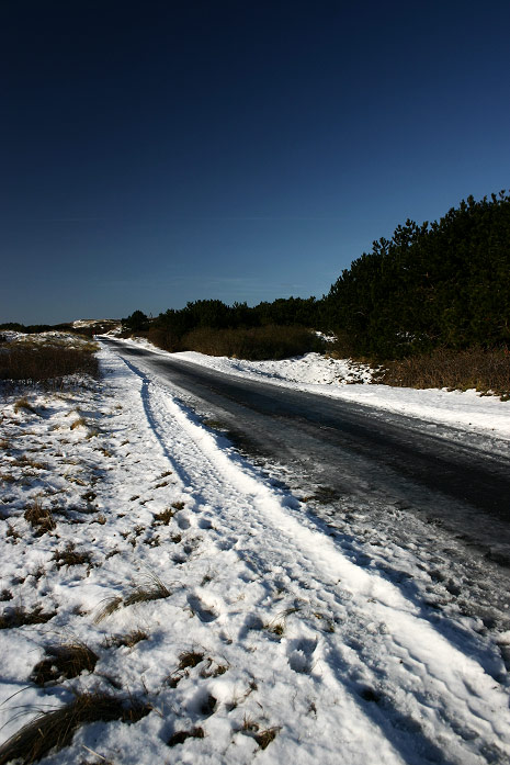 Stra&szlig;e zum Westen im Schnee