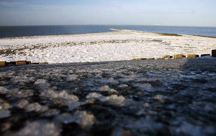 Eis vor und auf dem Deckwerk